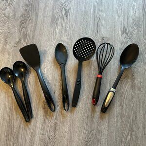 Set of 7 Black Kitchen Utensils: Whisk, Spatula Turner, Cooking Spoon, Strainer